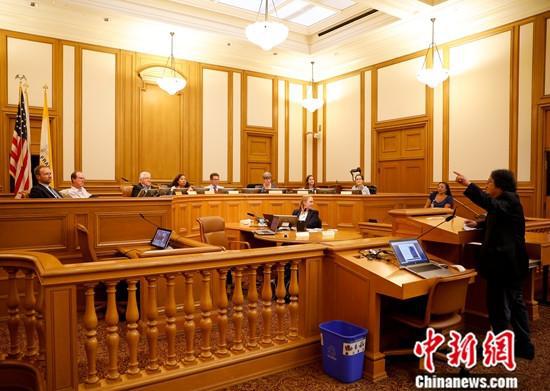 当地时间8月20日,美国旧金山交通局董事会召开会议,就中国城在建地铁站是否命名为“中国城-白兰站”听取市民意见并投票表决。持续了约6小时的发言环节之后,董事会投票以4:3通过命名决议。中新社记者 刘关关 摄