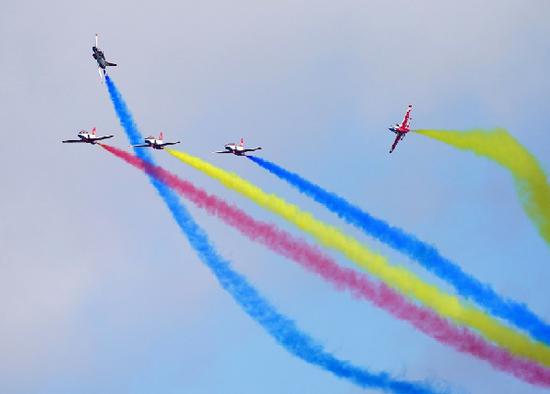 8月30日，“红鹰”飞行表演队在空军航空开放活动上进行飞行表演。新华社记者 王东明摄