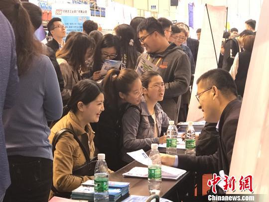 毕业生同用人单位交谈。　杨静　摄