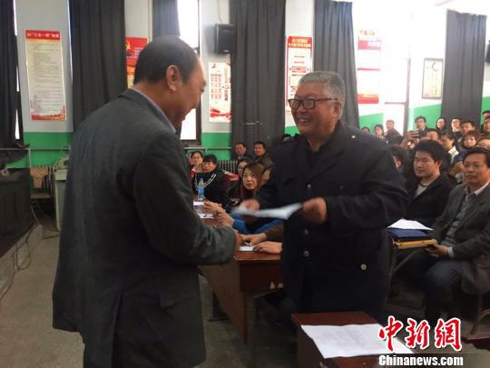 邢台农业学校校长关林柏为学员任民昌颁发入学证书。 张鹏翔 摄