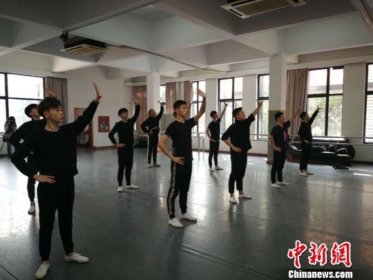 上戏木偶专业的男同学们在上课。 许婧 摄