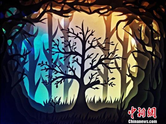 图为陈良圣制作的纸雕作品《梦幻生命树》。受访者供图