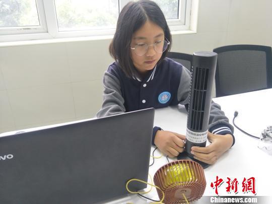 发明人李雨轩展示作品——空气净化型智能温控风扇。 刘曼 摄