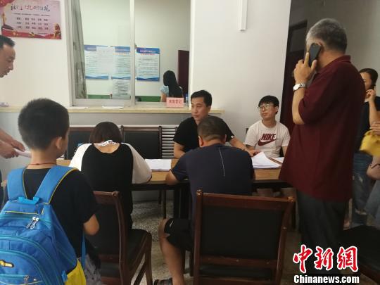 部分考生和家长申请核查中考成绩。 高庆国 摄