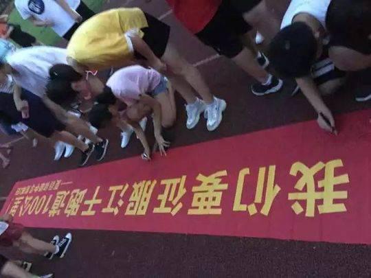 平时都不怎么锻炼的家长特别感谢“跑道上的家访”