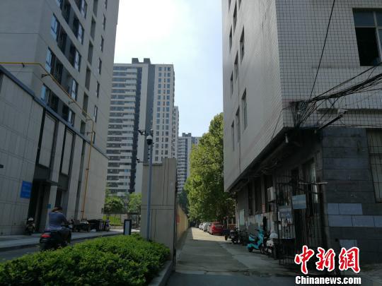 河南省商务学校（西）与东润泰和小区（东）一墙之隔。　董飞　摄