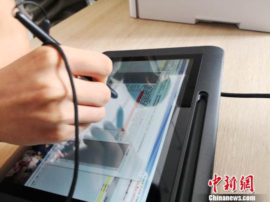 今年,国家开发银行甘肃省分行统一为各地县的学生资助管理中心配备了高拍仪与手写板,实现无纸化办贷款,旨在减少学生等待时间和贷款成本,减轻资助中心老师的压力。 史静静 摄