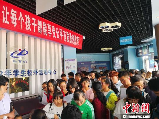 每年八月,是办理生源地助学贷款的高峰时期。图为甘肃省陇西县排队咨询助学贷款的学生和家长。 史静静 摄