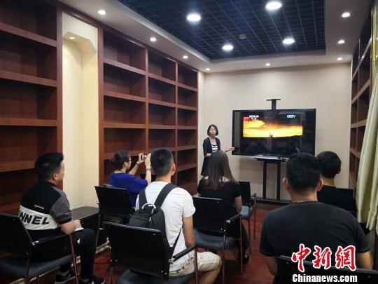 图为在数字媒体展示区，学生观摩敦煌舞和敦煌音乐。　魏建军 摄