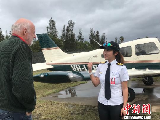庄骊向参观者介绍飞行课程。 陶社兰 摄