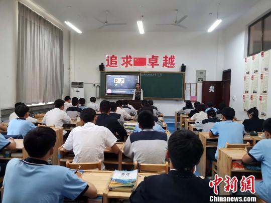 图为，黄河双语实验学校高一年级正在上书写练习课。　孙宏瑗　摄