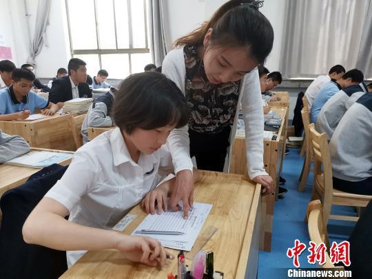 图为，黄河双语实验学校英语老师正在指导学生进行书写练习。　孙宏瑗 摄