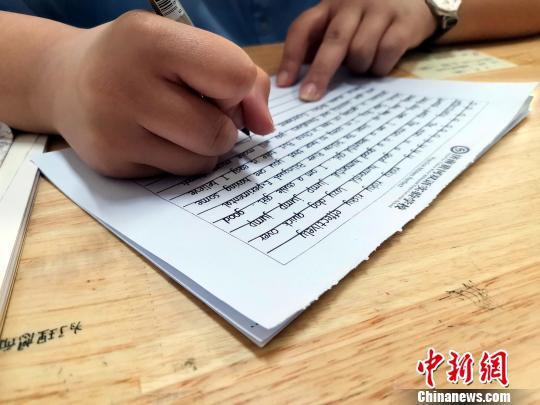 图为,黄河双语实验学校高一年级学生正在进行书写练习。 孙宏瑗 摄