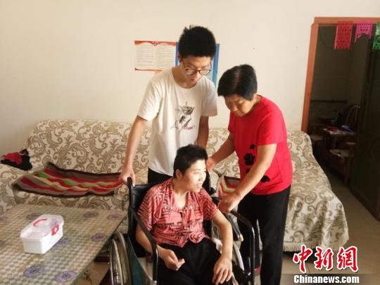 兰逸鑫在照顾患病的母亲。 邢云 摄