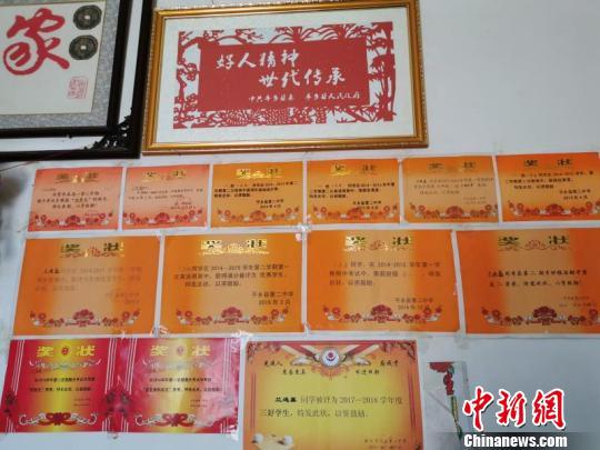 兰逸鑫获得的奖状。 邢云 摄