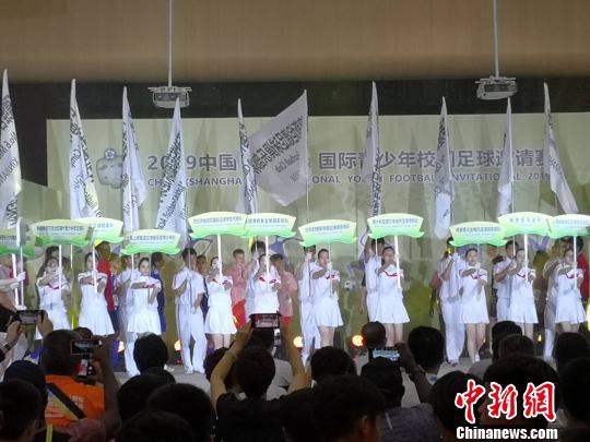 运动员代表入场。 陈静 摄