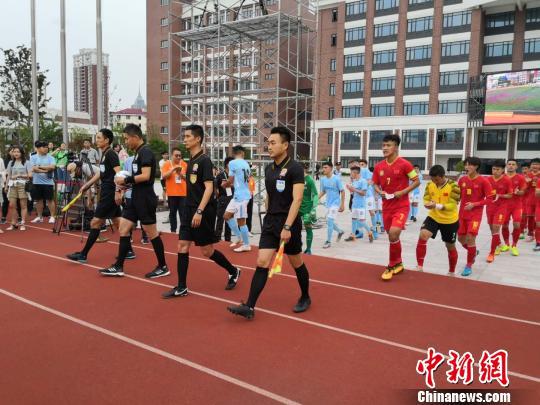 首战两队球员和裁判员入场。 陈静 摄