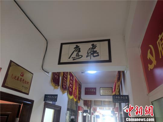 飞鹰大队办公区域的墙上挂满了群众送来的锦旗。 凌楠 摄