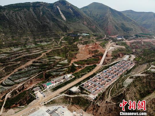 航拍镜头中的甘肃东乡县大山深沟中的布楞沟村. 杨艳敏 摄
