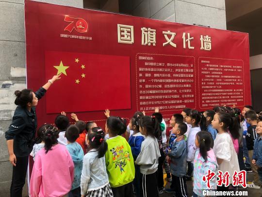 8月26日,兰州中小学校迎来“开学季”,许多小学举办了形式多样的教育活动。徐雪/摄