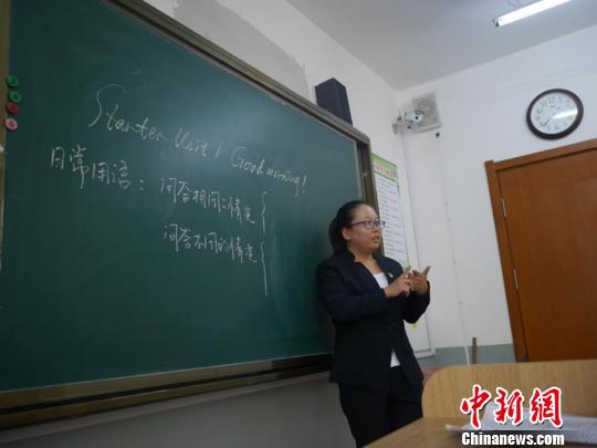 刘晓丽在用手语讲课 石洪宇 摄 刘晓丽在用手语讲课 石洪宇 摄