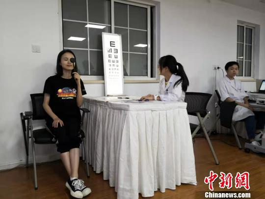 医生演示标准的筛查过程。 陈静 摄 医生演示标准的筛查过程。 陈静 摄