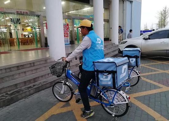 等待送餐的专职骑手