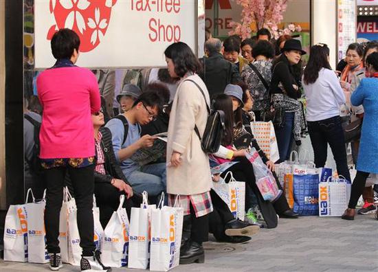 曾经在日本“买买买”的中国游客正在减少。（图片来自产经新闻）