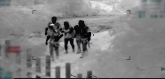 监控录像显示，武装人员帮助移民越过边境。（图源：福克斯新闻）