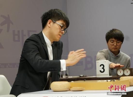 资料图：中国棋手柯洁与韩国棋手李世石进行对弈。图为柯洁。中新社记者 曾鼐 摄