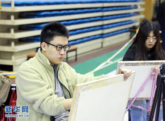 2月16日,报考北京电影学院美术学院的考生在初试现场作画。 新华社发