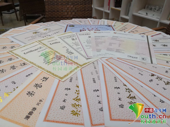 图为寝室4女生所获得的证书。中国青年网通讯员 刘钰洁 摄