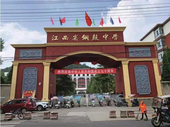 铜鼓中学是江西省重点中学，也是铜鼓县唯一的高中。摄影/本刊记者 程昕明