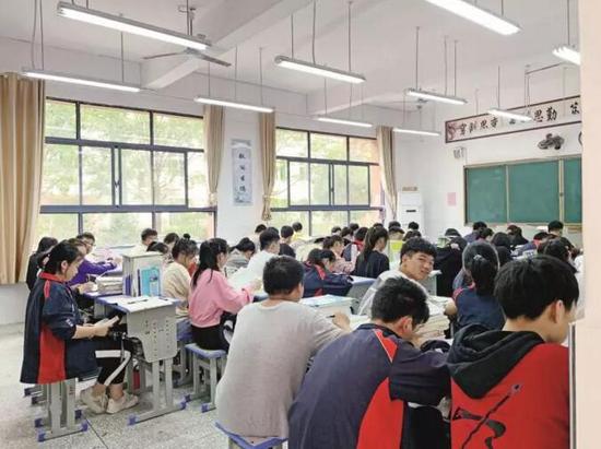 铜鼓中学的教室不关后门，便于校长巡查时发现上课不专心的学生。摄影/本刊记者 程昕明