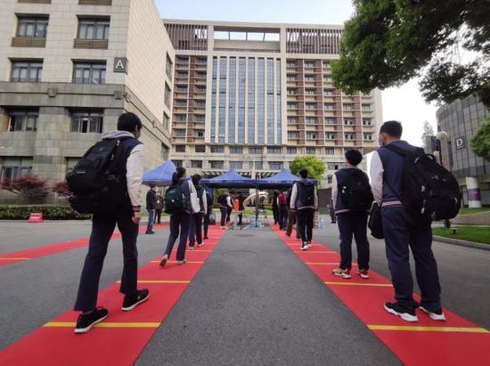 4月27日,上海市宜川中学高三学生开学,在校门口有序排队。本文图片均为澎湃新闻记者 江海啸 邓朝键 图(除署名外)