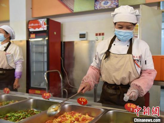 图为学校食堂为学生准备安全营养餐。 张玮 摄