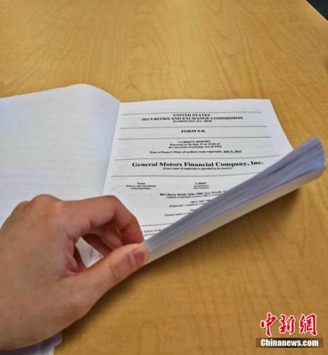 留学生完成毕业论文拍照留念 受访者供图