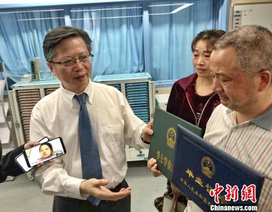 李毅(左一)通过视频连线方式为华颖颁发毕业证书 程晓璐 摄