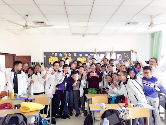 张红燕和学生们一起给同学过生日。受访者供图 华龙网发