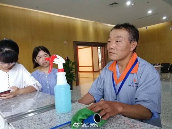 58岁的张西京是陕西师范大学长安校区教育博物馆里的一名保洁员。  微博@西安网 图