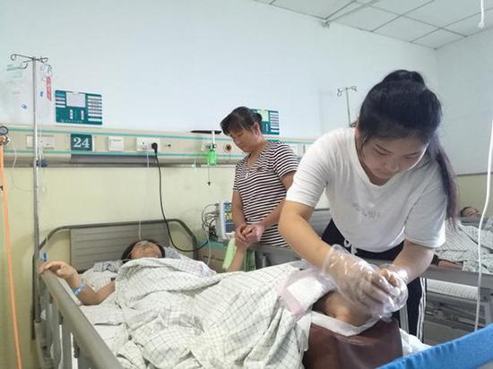 田京荣（右一）帮妈妈按摩。  本文图片均来自淮坊晚报