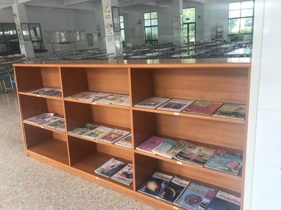 朝阳中学食堂里的书  本文图片均为澎湃新闻记者 陈珂 摄