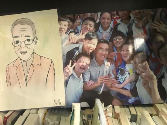 学生为殷涛画的画像,学生与殷涛的合照。