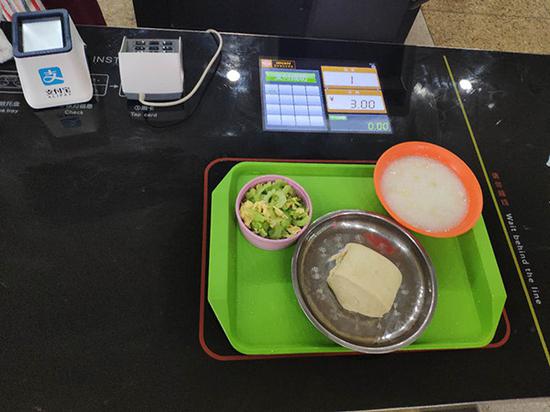 使用智能点餐系统自动结算的结算台 来源于成都理工大学学生