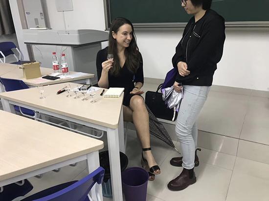 该校党委宣传部老师介绍,白酒学院走红,吸引外国媒体来“品酒”、报道。