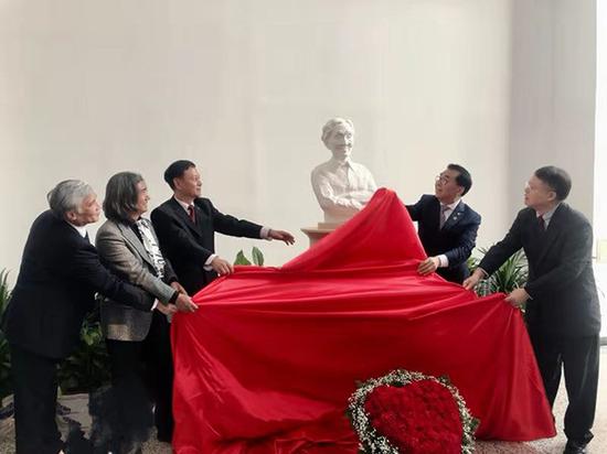 10月14日，李佩先生塑像揭幕。 国科大供图