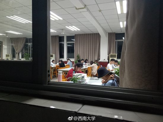 夜已渐深，还在自习室奋战，每天都要熬到最后保安叔叔来封楼赶你走。