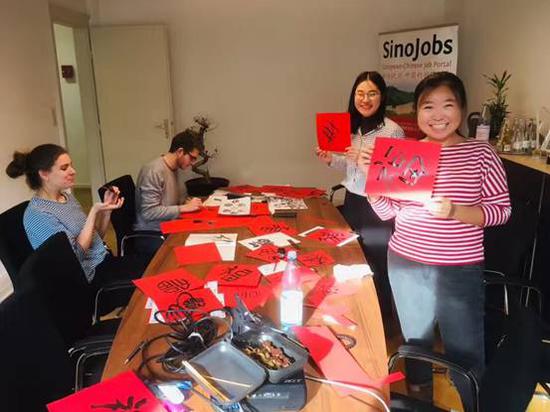 刘佳琪和同事用“中国红”布置办公室（图/刘佳琪）