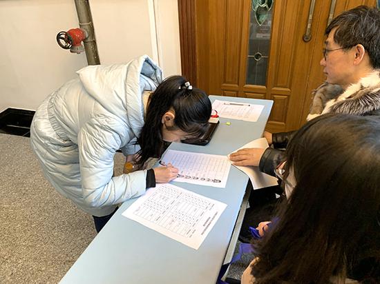 上海电力大学春招校测现场,考生正在进行校测抽签等?#26041;?#30340;确认。袁庄鹏 图