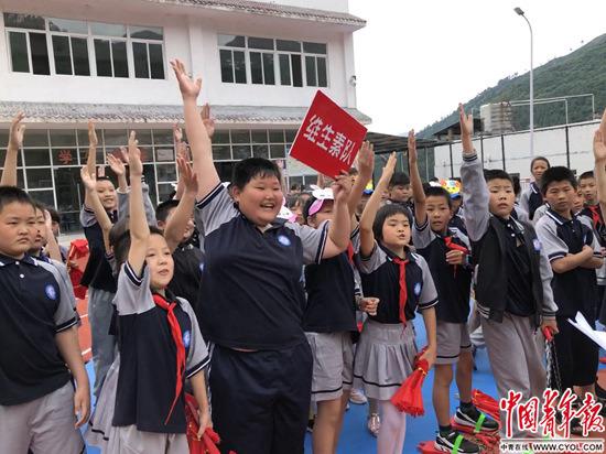 湖北省秭归县归州镇航天希望小学学生参加营养趣味知识问答比赛。刘昶荣/摄